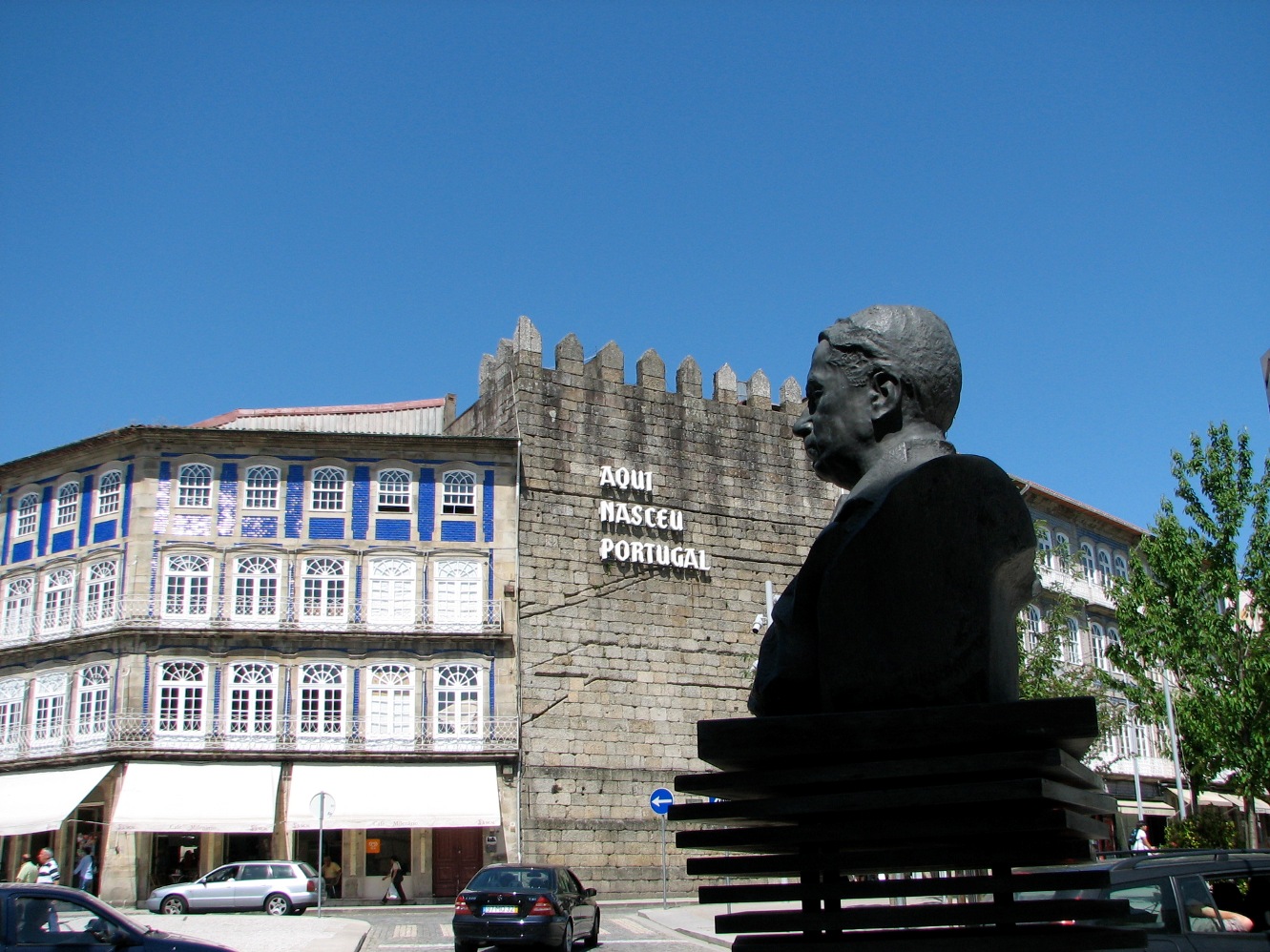 Abel Salazar's bust, Guimarães (3).JPG